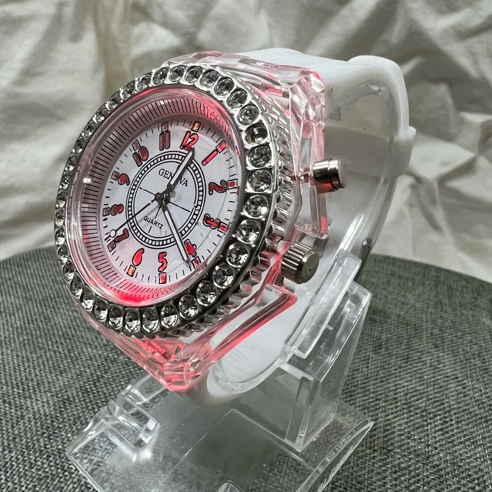 NWOT…GENEVA QUARTZ WATCH, WHITE BAND LED WATCH COLOR CHANGING. AMAZING ☑️